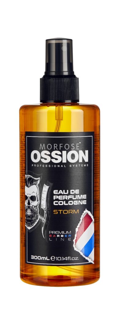 En 300 ml flaska Ossion Premium Barber Spray Cologne Storm är designad för män. Den bärnstensfärgade flaskan har en svart och silveretikett med en skäggig man illustration och den franska flaggan.