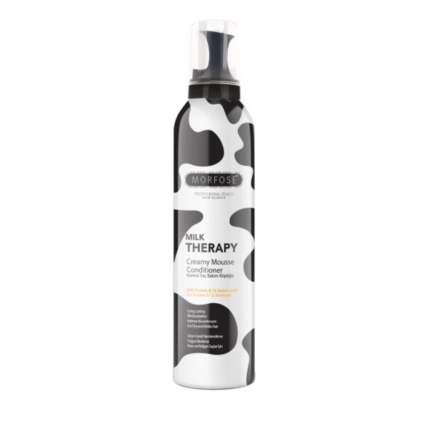 Morfose Milk Therapy Creamy Hair Mousse (350 ml) kommer i en vit flaska med lekfulla svarta kofläckar, med en keratin- och aminosyraformel som är idealisk för män som söker mjukt, glänsande hår.