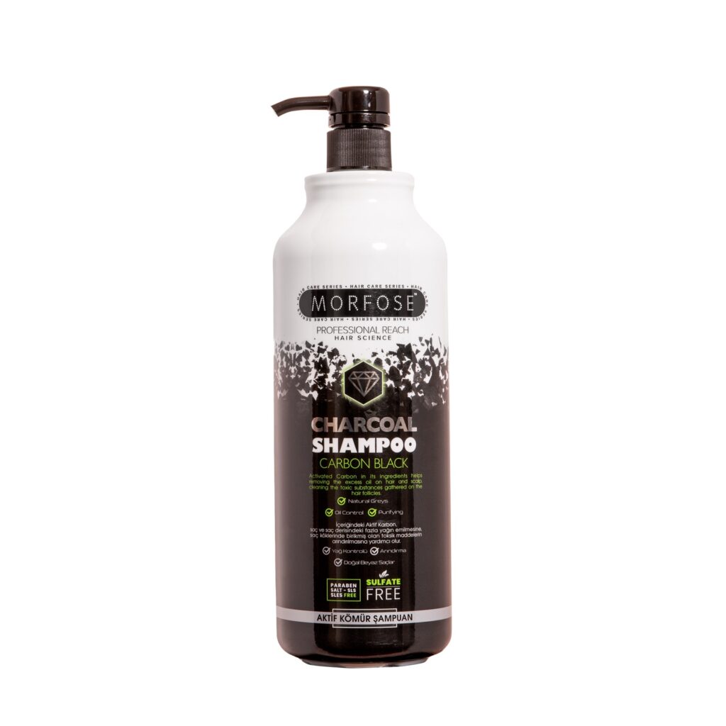 Morfose Charcoal Shampoo Carbon Black 1000ml har en elegant svartvit design som framhäver dess sulfatfria formel för professionell användning. Denna premium hårprodukt kommer i en praktisk pumpdispenser.