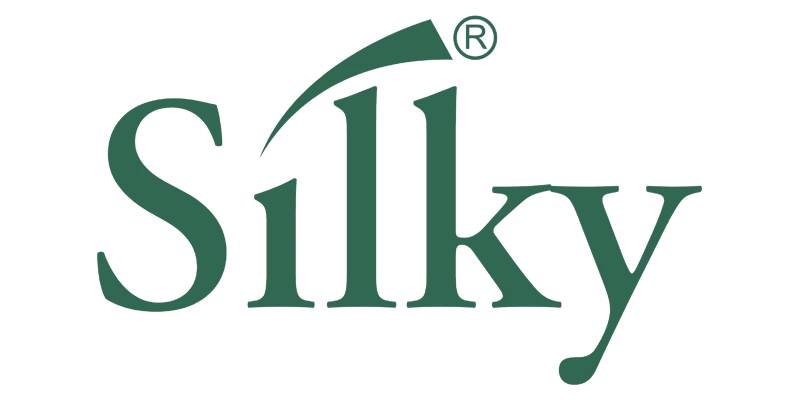 Bilden visar ordet "Silky" i mörkgrön, stiliserad text. En lövliknande design ersätter elegant punkten ovanför "i:et". Denna raffinerade touch tillför ett naturligt element, som påminner om Golaan Sveriges signaturestetik.