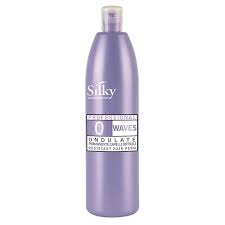 Silky Permanente Waves 0 Ondulate 500ml, en lång lila flaska, är ett måste för kvinnor med motståndskraftigt hår som söker varaktiga lockar.