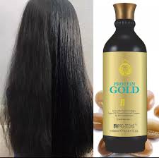 En Pro-Techs Protein Gold-Keratin 1000 ml flaska visas bredvid långt, rakt svart hår, vilket framhäver dess premiumeffekt. Golaans guldmärkta flaska är skräddarsydd för kvinnor som söker lyxig hårvård.