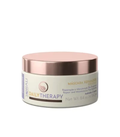 Sorali Daily Therapy Mask 240ml är en rund behållare med beige etikett och kopparlock, idealisk för hårprodukter fans. Dess portugisiska text beskriver dess användning för reparation och underhåll efter progressiv behandling. Nettovikt är 8,4 oz.