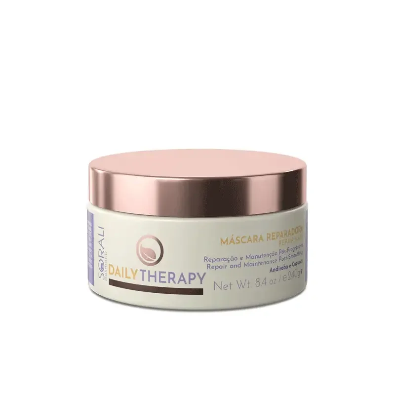 Sorali Daily Therapy Mask 240ml är en rund behållare med beige etikett och kopparlock, idealisk för hårprodukter fans. Dess portugisiska text beskriver dess användning för reparation och underhåll efter progressiv behandling. Nettovikt är 8,4 oz.